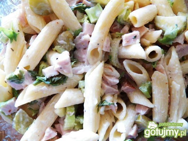 Sałatka z wędzoną piersią kurczaka Sałatka z wędzoną piersią kurczaka