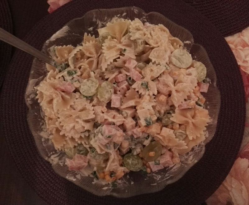 Sałatka z wędzoną piersią z indyka i winogronami