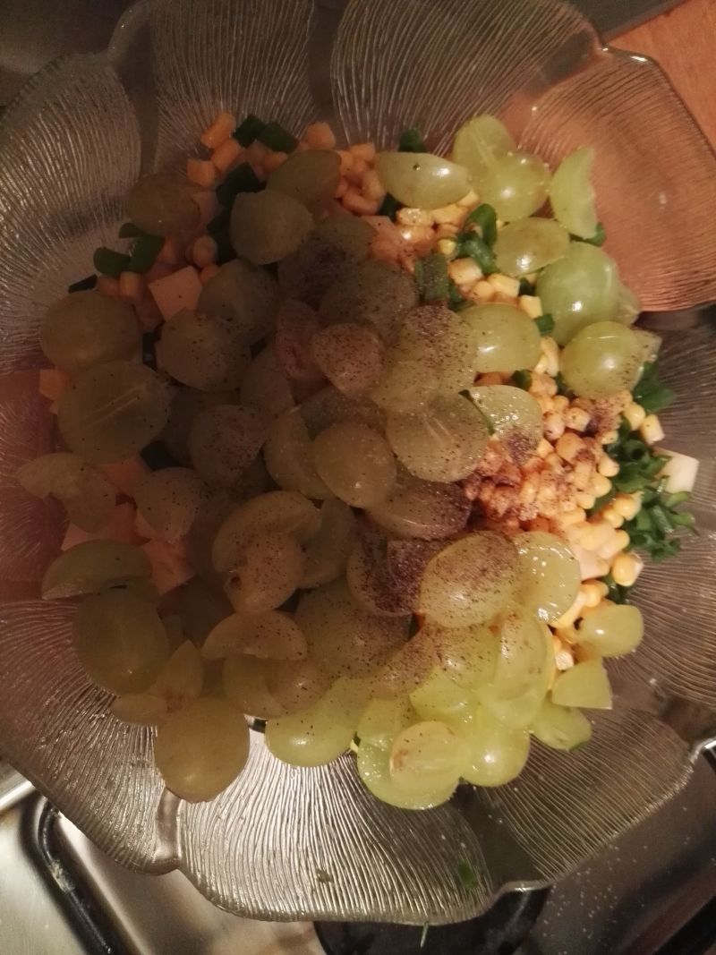 Sałatka z wędzoną piersią z indyka i winogronami