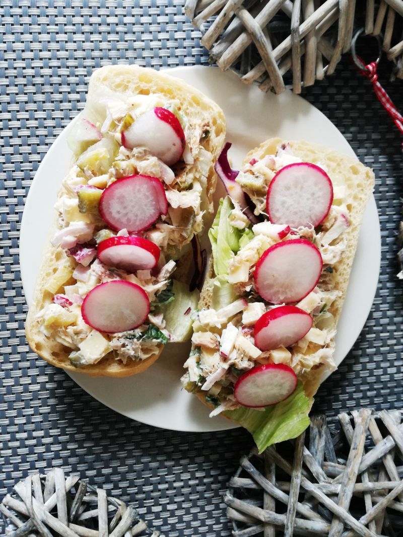 Sałatka z wędzoną rybą i rzodkiewką