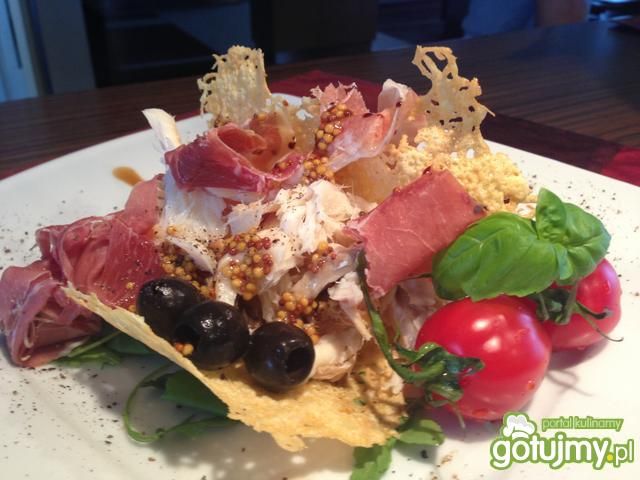 Sałatka z wędzonego dorsza i parmeńskiej