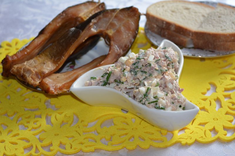 Sałatka z wędzonego karpia z jajkiem i szczypiorki Sałatka z wędzonego karpia z jajkiem i szczypiorki