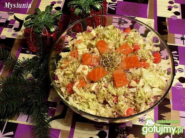 Sałatka z wędzonego łososia i kiełków 