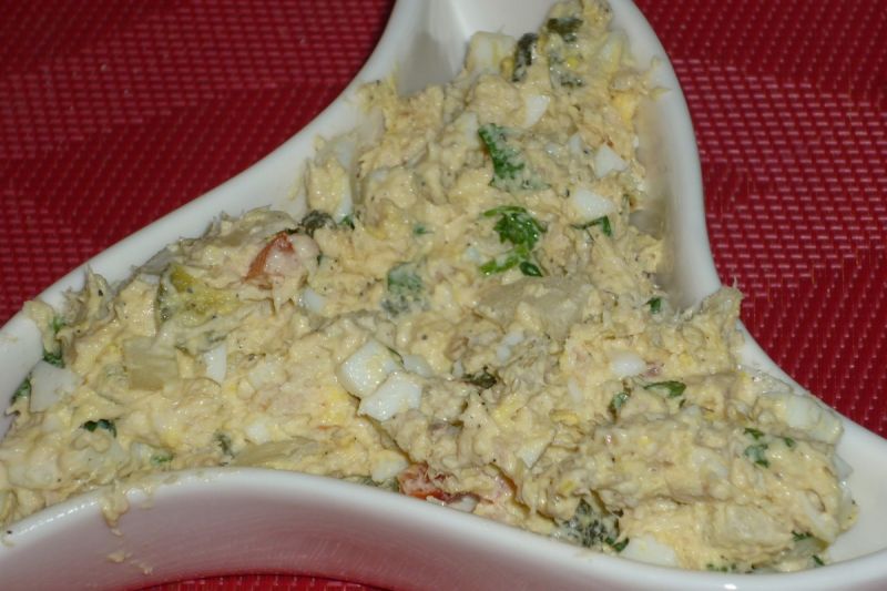 Sałatka z wędzonego pstrąga z papryką i ogórkami Sałatka z wędzonego pstrąga z papryką i ogórkami