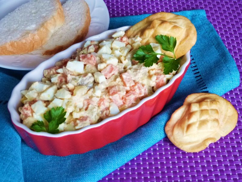 Sałatka z wędzonej makreli z oscypkiem Sałatka z wędzonej makreli z oscypkiem