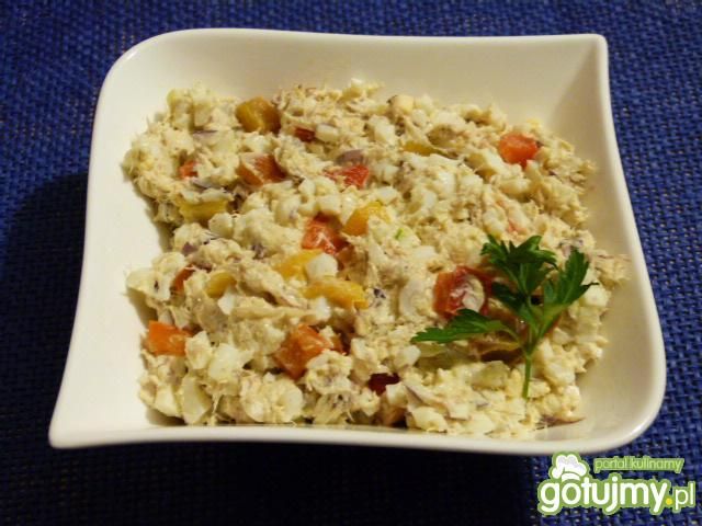 Sałatka z wędzonej makreli z papryką