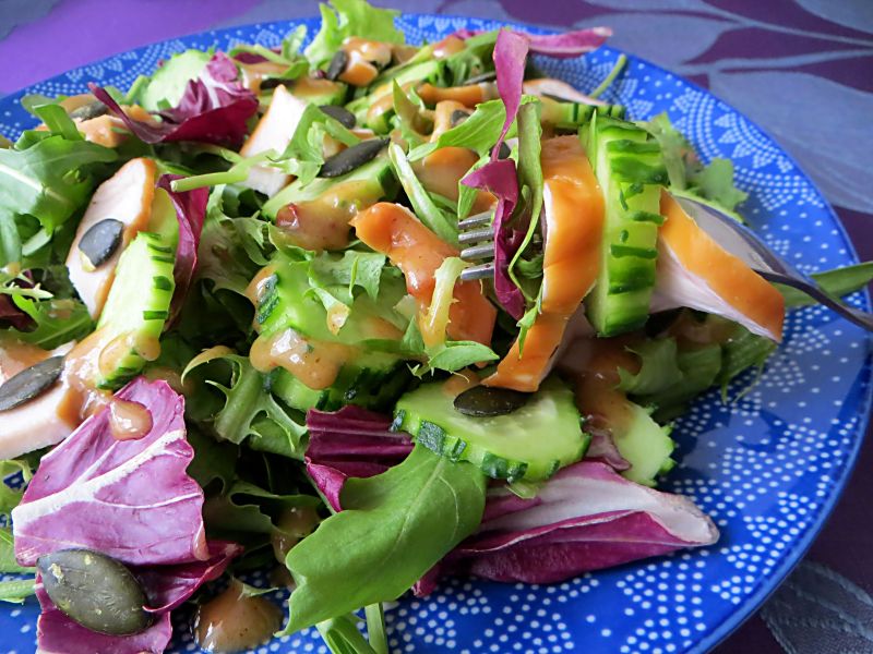 Sałatka z wędzonyą piersią kurczaka