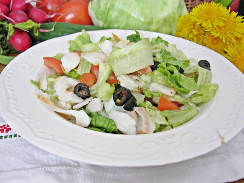 Sałatka z wędzonym dorszem