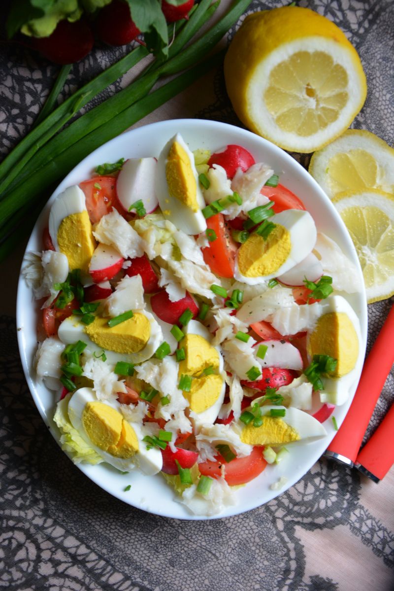 Sałatka z wędzonym halibutem i jajkiem Sałatka z wędzonym halibutem i jajkiem