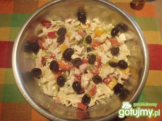 Sałatka z wędzonym kurczakiem..