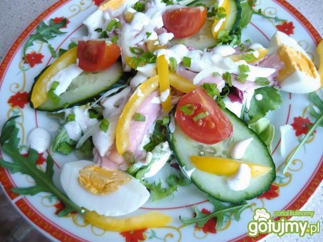 Sałatka z wędzonym kurczakiem