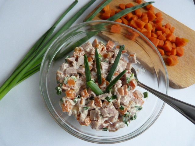 Sałatka z wędzonym kurczakiem