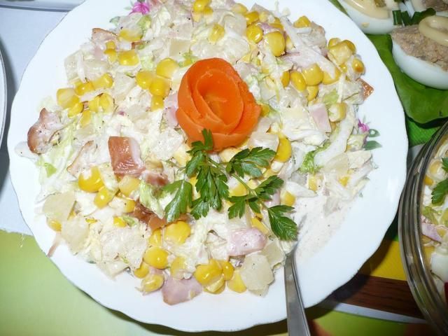 Sałatka z wędzonym kurczakiem