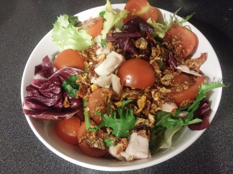 Sałatka z wędzonym kurczakiem