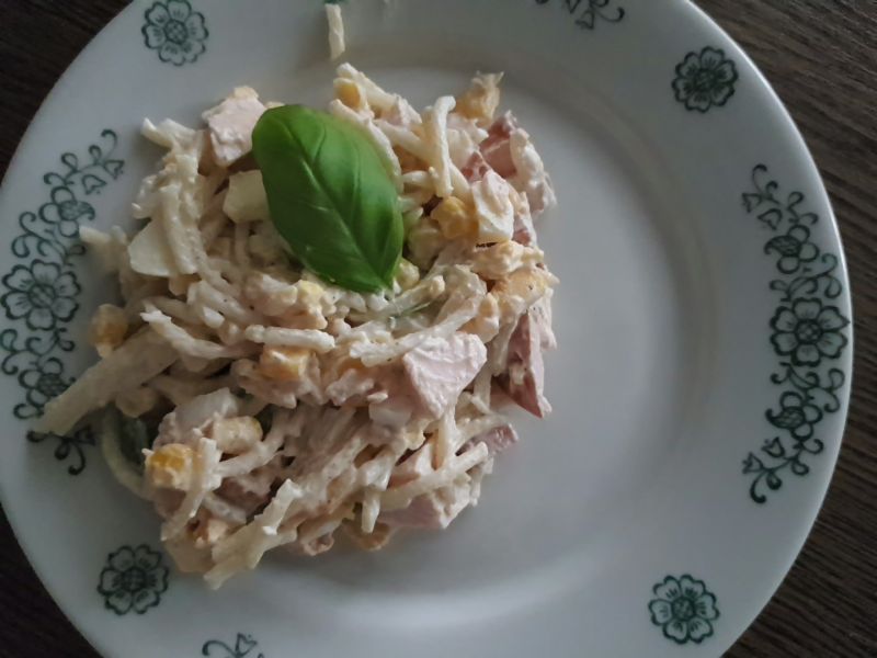 Sałatka z wędzonym kurczakiem