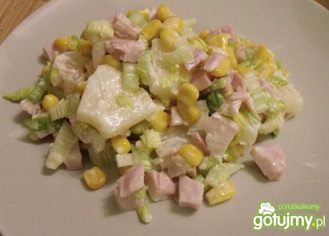 Sałatka z wędzonym kurczakiem i ananasem