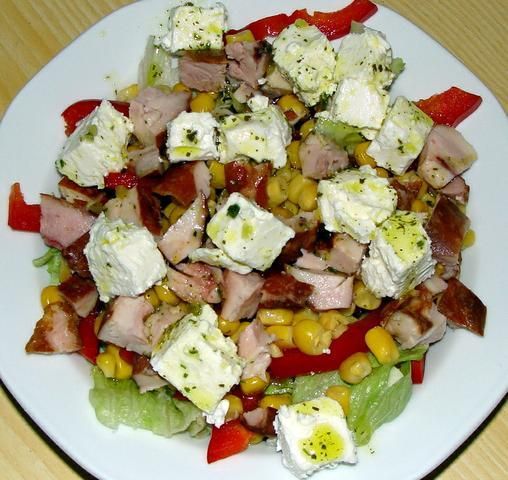 Sałatka z wędzonym kurczakiem i fetą