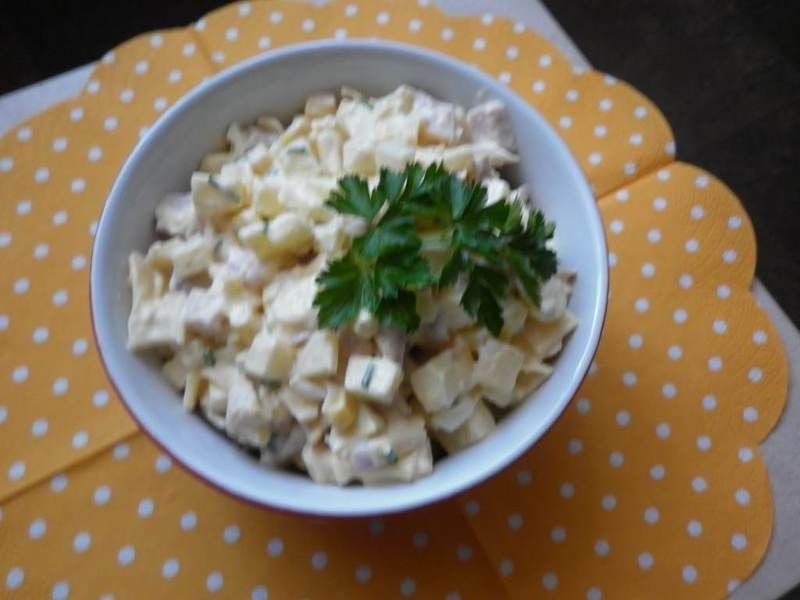 Sałatka z wędzonym kurczakiem i nowalijkami