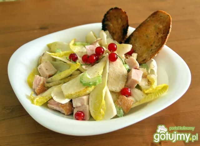 sałatka z wędzonym kurczakiem i owocami