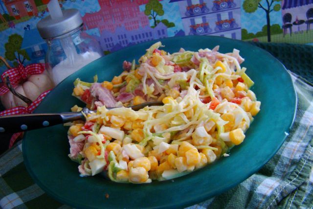 Sałatka z wędzonym kurczakiem i porem