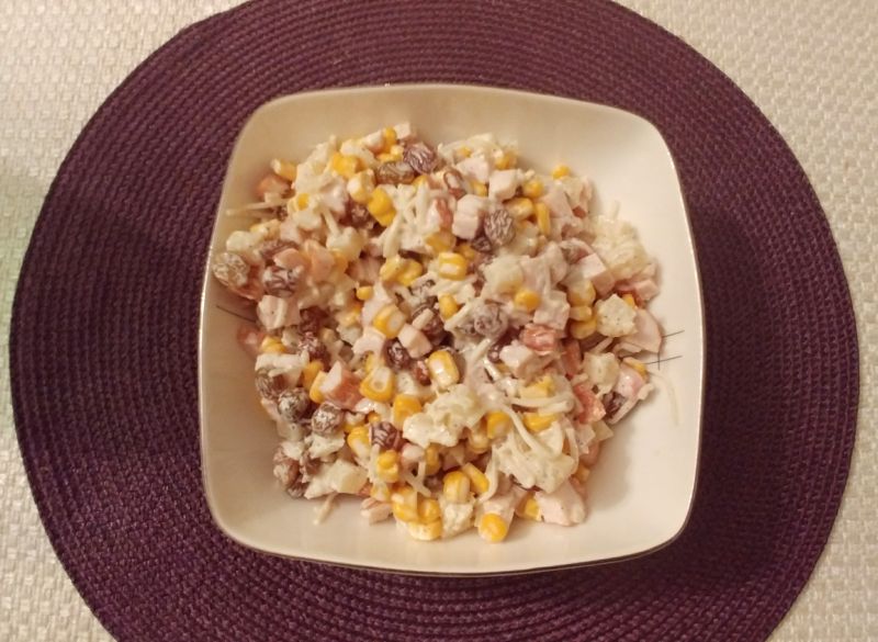 Sałatka z wędzonym kurczakiem na słodko