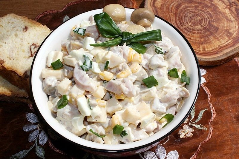 Sałatka z wędzonym kurczakiem, pieczarkami i serem