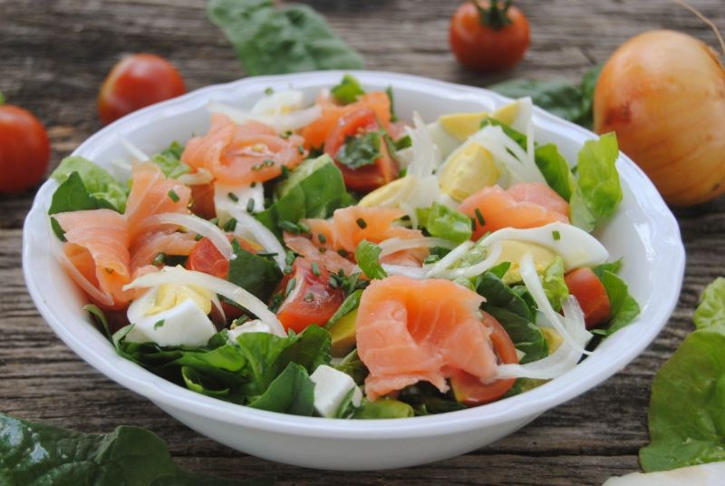 Sałatka z wędzonym łososiem