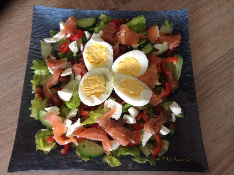 Sałatka z wędzonym łososiem