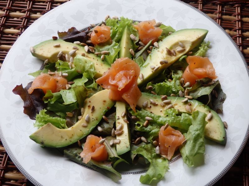 Sałatka z wędzonym łososiem i awokado