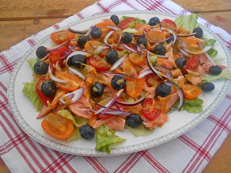 Sałatka z wędzonym łososiem i borówkami