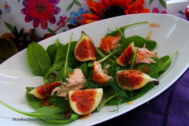 Sałatka z wędzonym łososiem i figami 