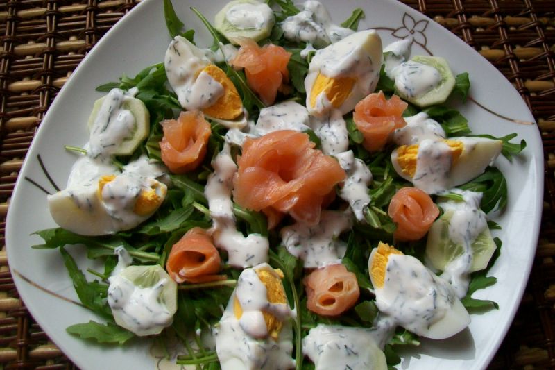 Sałatka z wędzonym łososiem i jajkiem Sałatka z wędzonym łososiem i jajkiem
