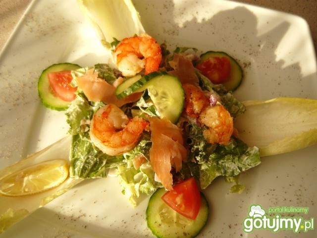 Sałatka z wędzonym łososiem i krewetkami Sałatka z wędzonym łososiem i krewetkami