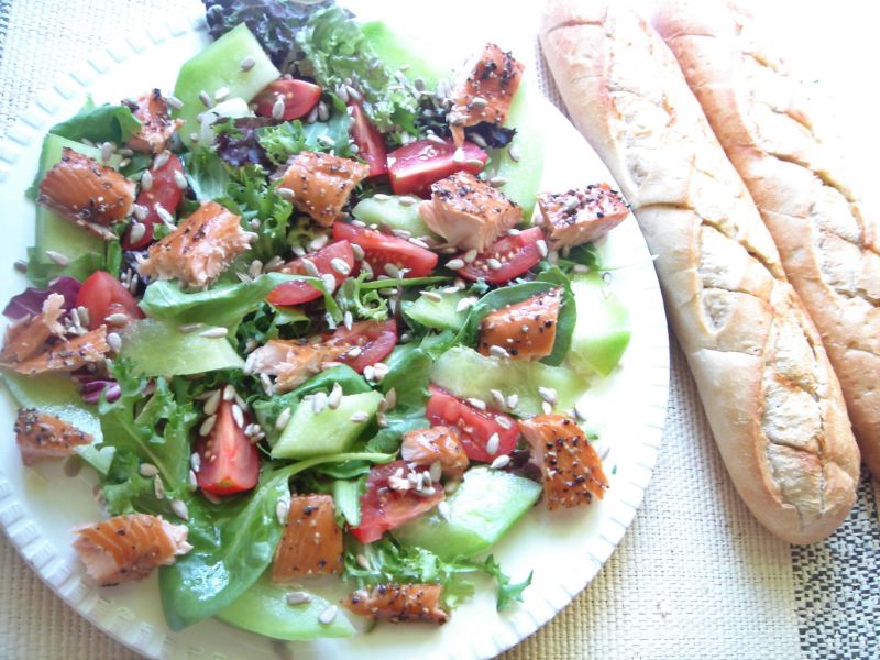 Sałatka z wędzonym łososiem i melonem