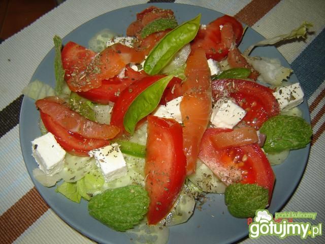 Sałatka z wędzonym łososiem i miętą Sałatka z wędzonym łososiem i miętą