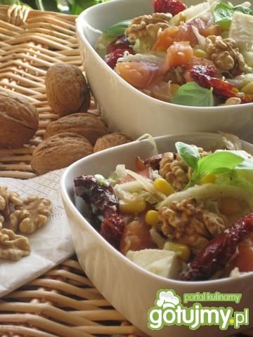 Sałatka z wędzonym łososiem i sosem 