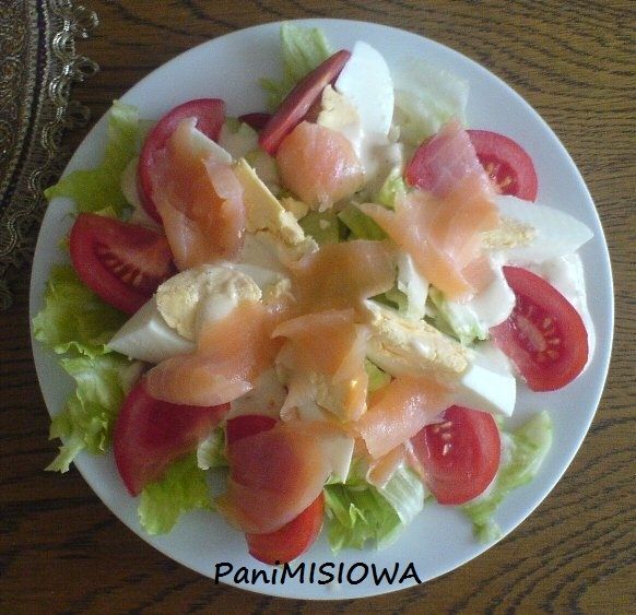 Sałatka z wędzonym łososiem i sosem francuskim