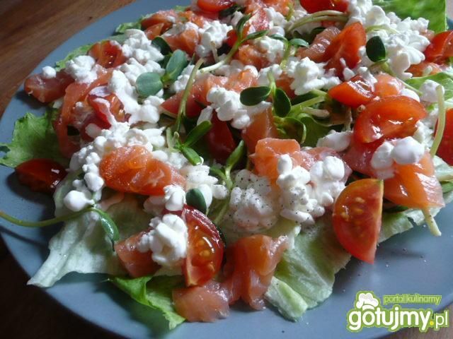 Sałatka z wędzonym łososiem i twarożkiem
