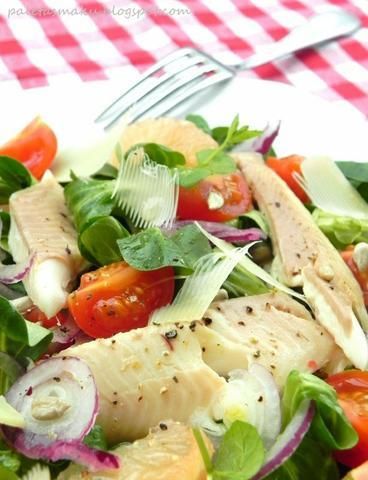 Sałatka z wędzonym pstrągiem 