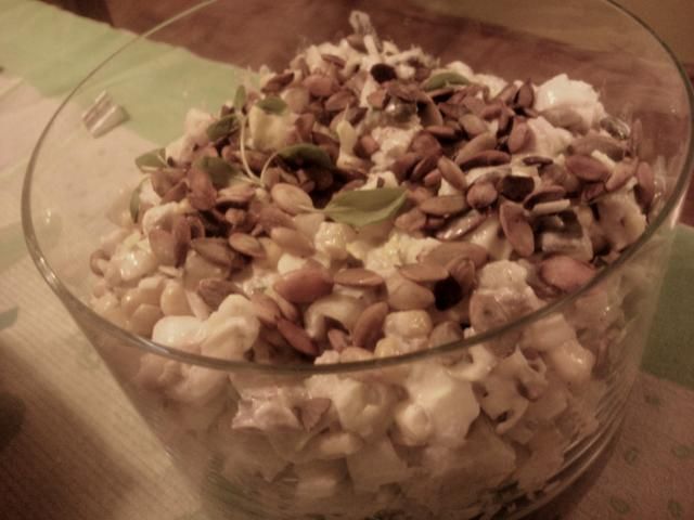 Sałatka z wędzonym pstrągiem