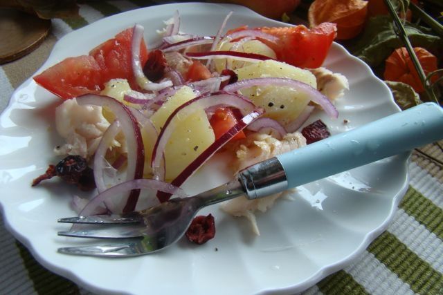 Sałatka z wędzonym pstragiem i żurawiną  Sałatka z wędzonym pstragiem i żurawiną