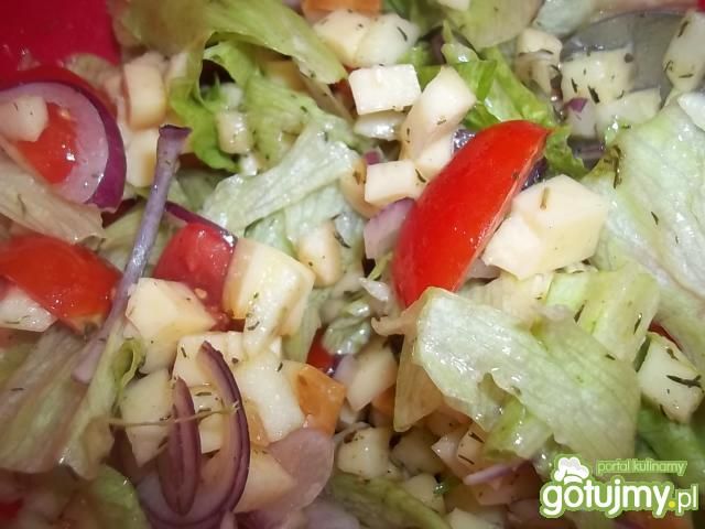 Sałatka z wędzonym serem.