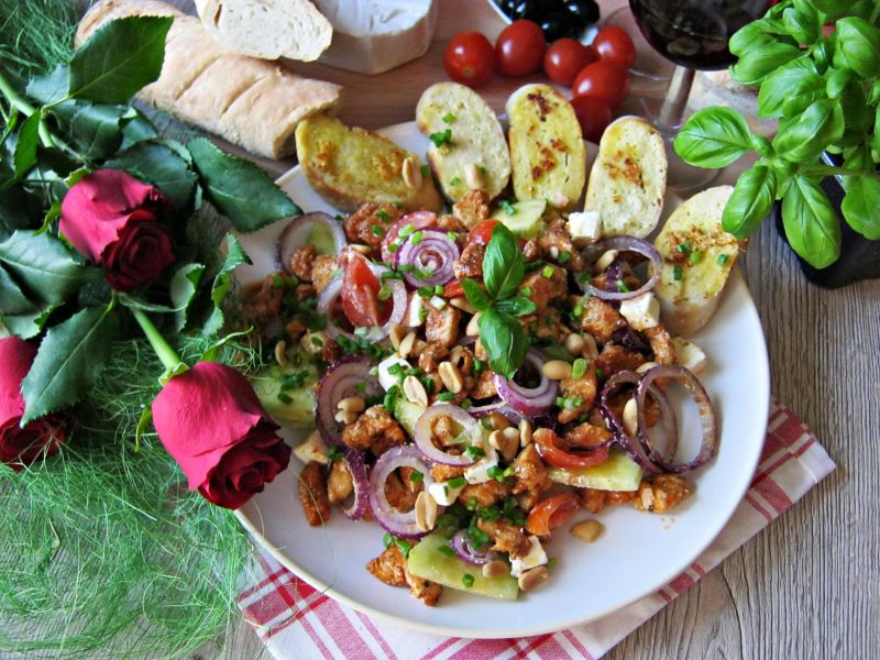 Sałatka z winnym kurczakiem i domową bagietką 