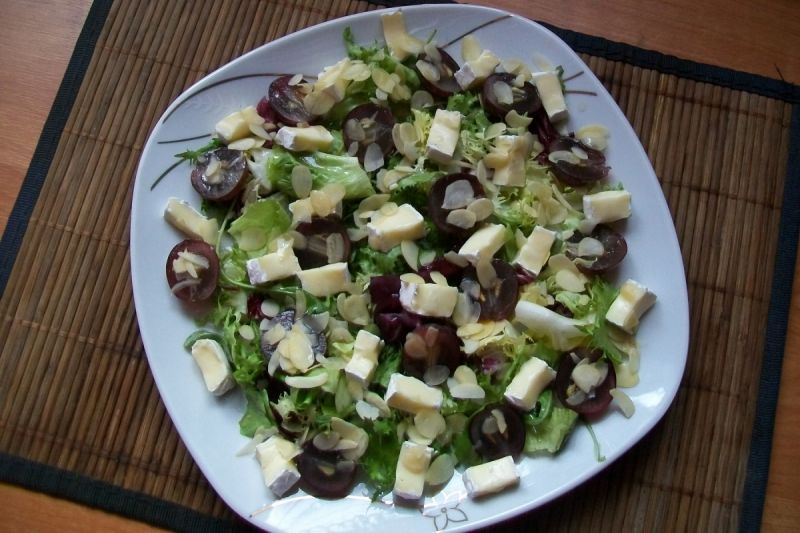 Sałatka z winogronami i camembertem