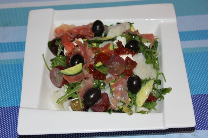 Sałatka z winogronami i prosciutto  