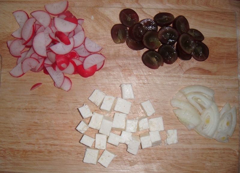 Sałatka z winogronami i rzodkiewką 
