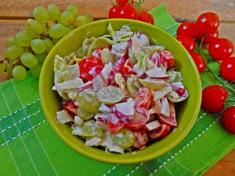 Sałatka z winogronami rodzynkowymi