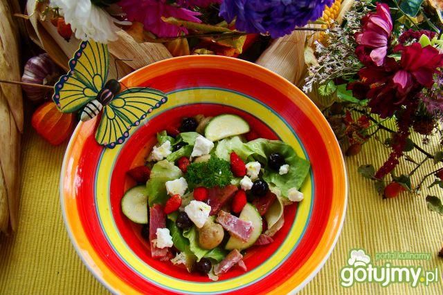 Sałatka z winogronem i poziomkami 