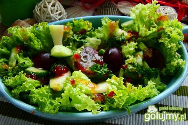 sałatka z winogronem i sosem chilli
