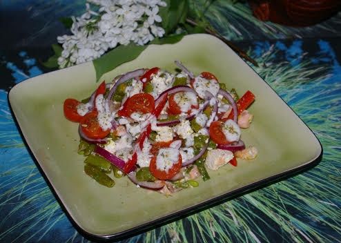 Sałatka z wytrawną fasolą i wędzonymi pysznościami